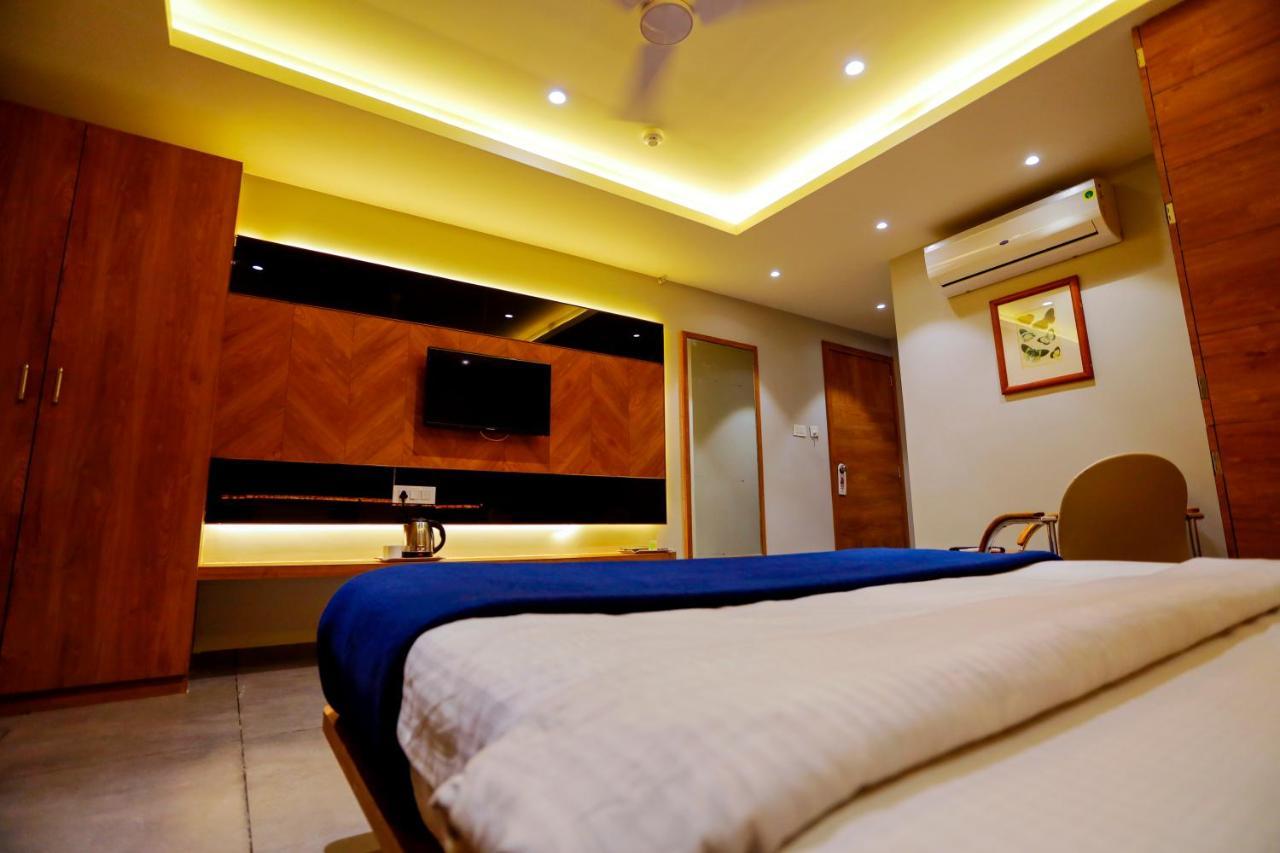 Hotel Om Сомнатг Екстер'єр фото