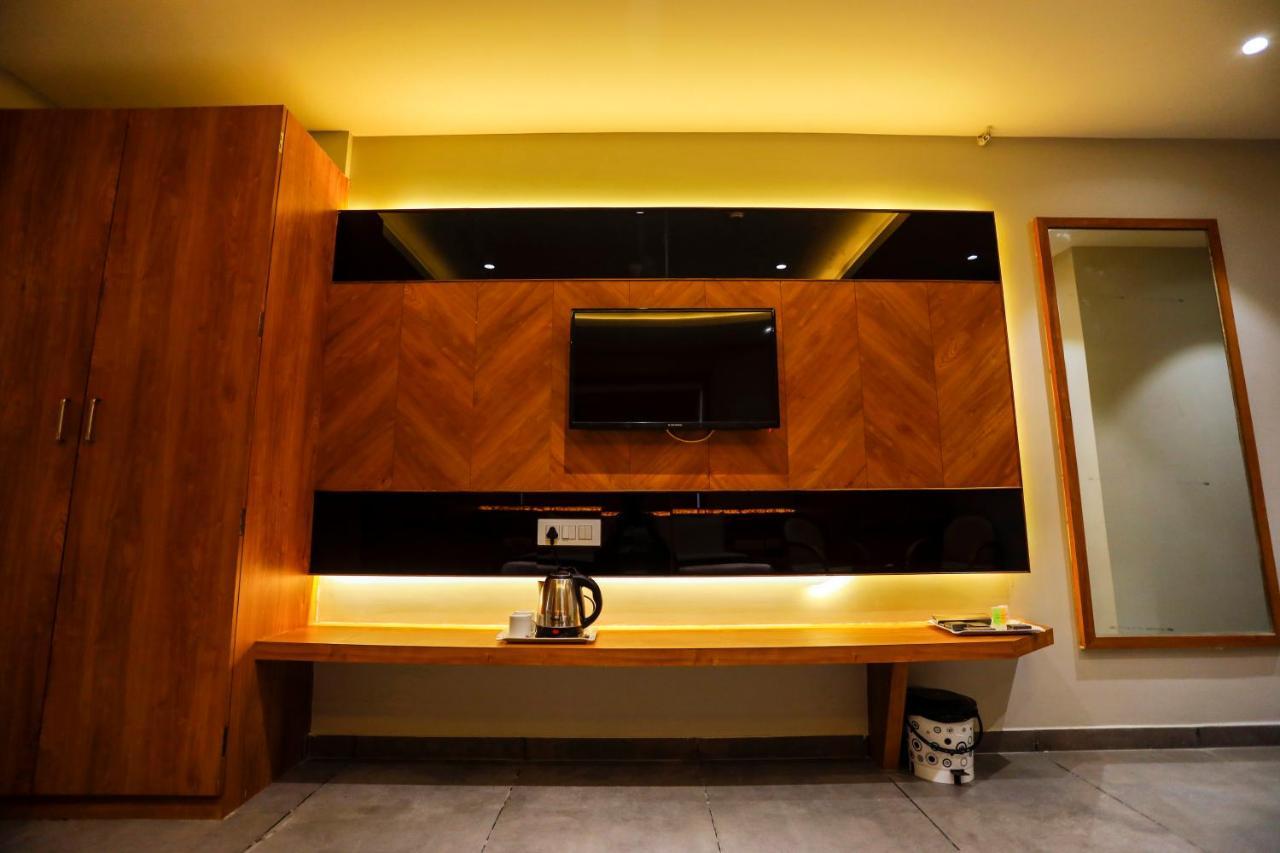 Hotel Om Сомнатг Екстер'єр фото