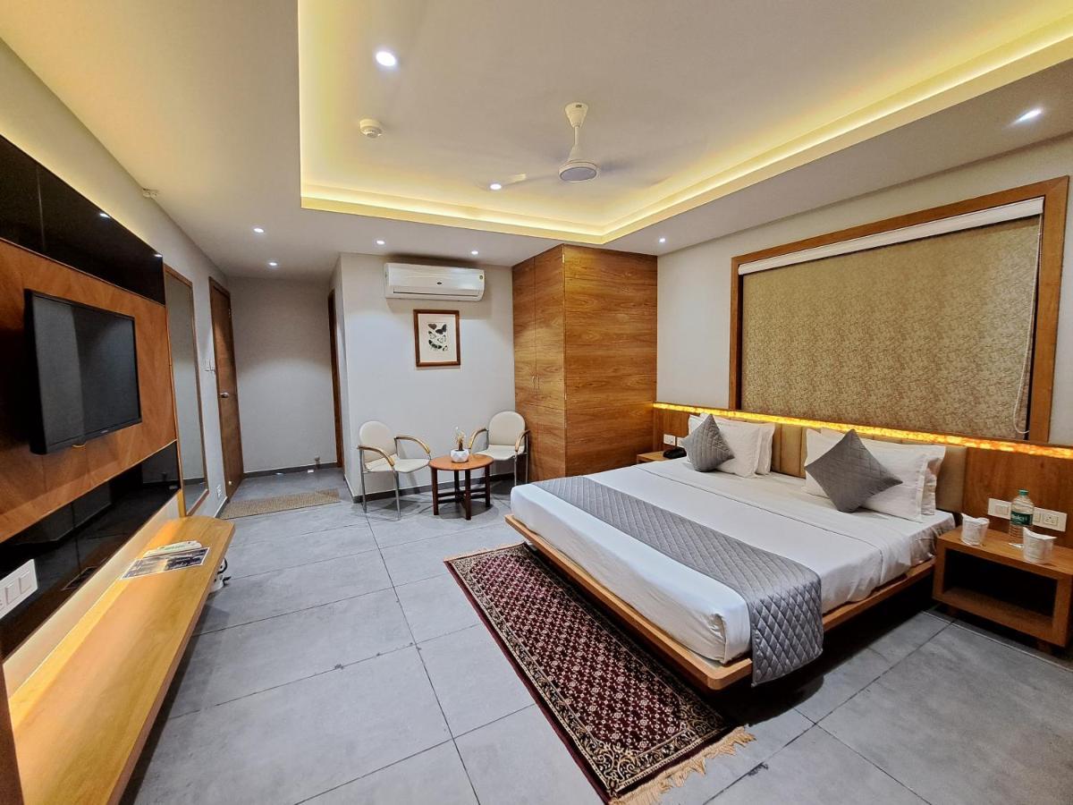 Hotel Om Сомнатг Екстер'єр фото