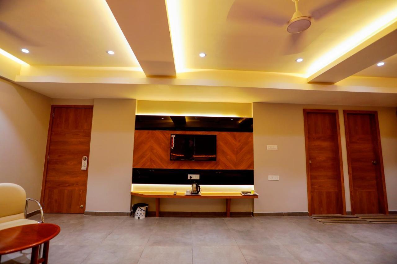 Hotel Om Сомнатг Екстер'єр фото