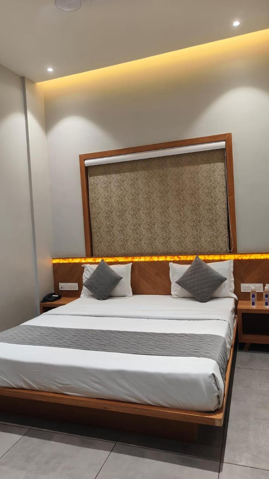 Hotel Om Сомнатг Екстер'єр фото